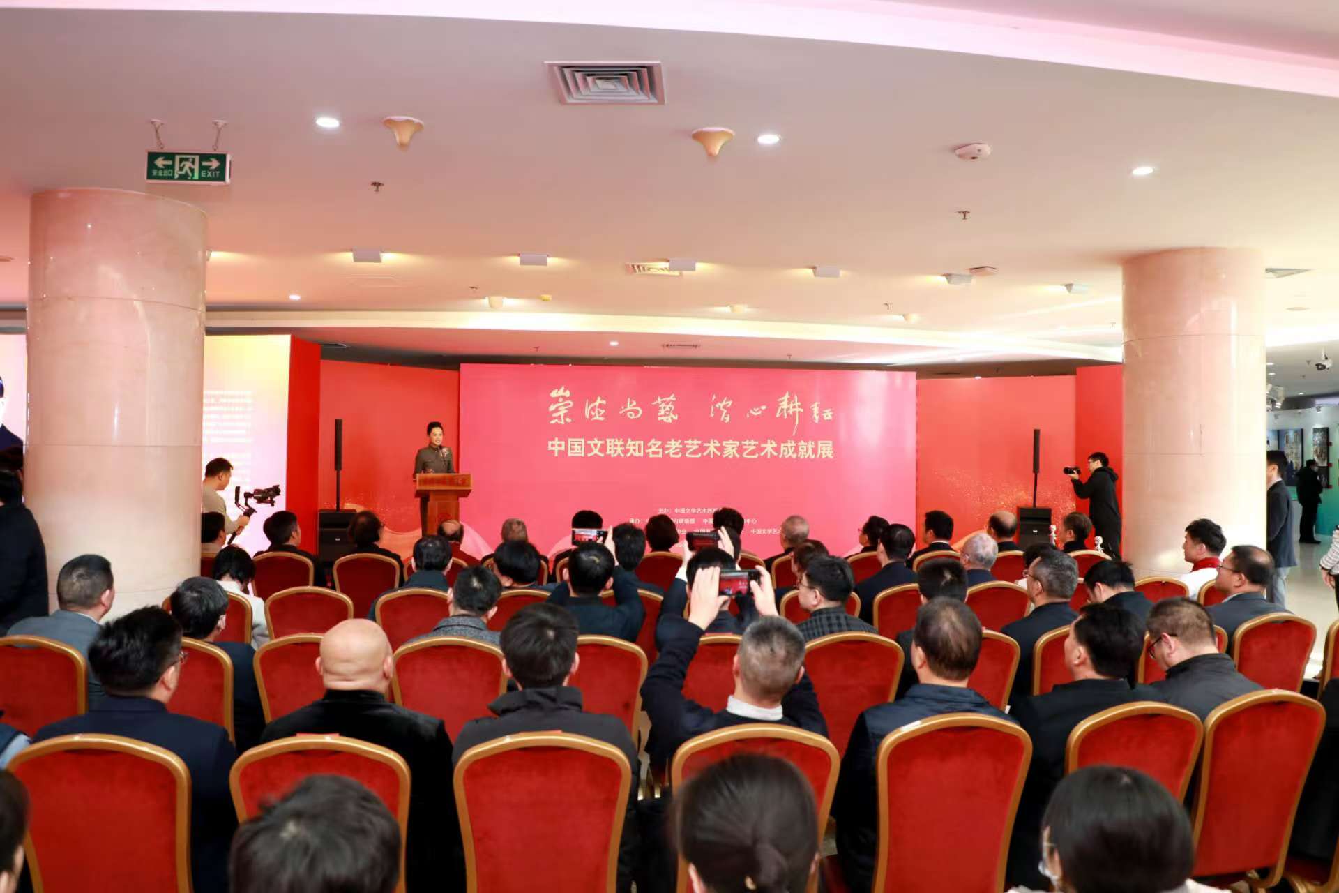 不仅体现在